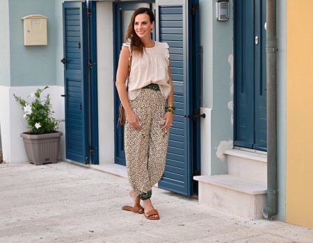 Style of the day: light pants and frills